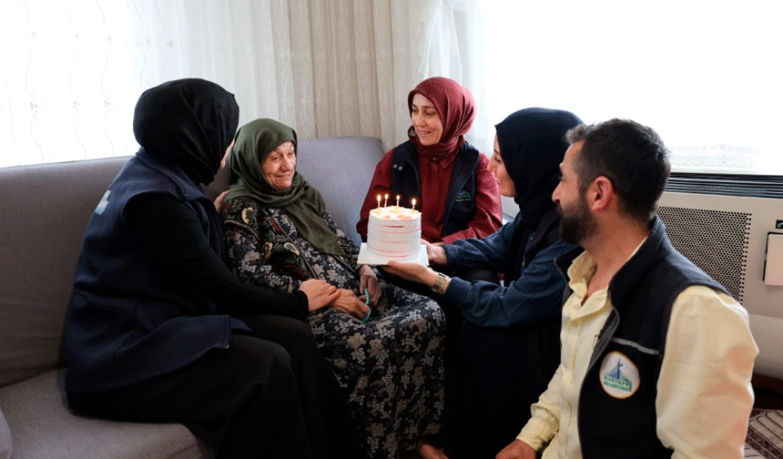 92 yaşındaki çınara doğum günü sürprizi