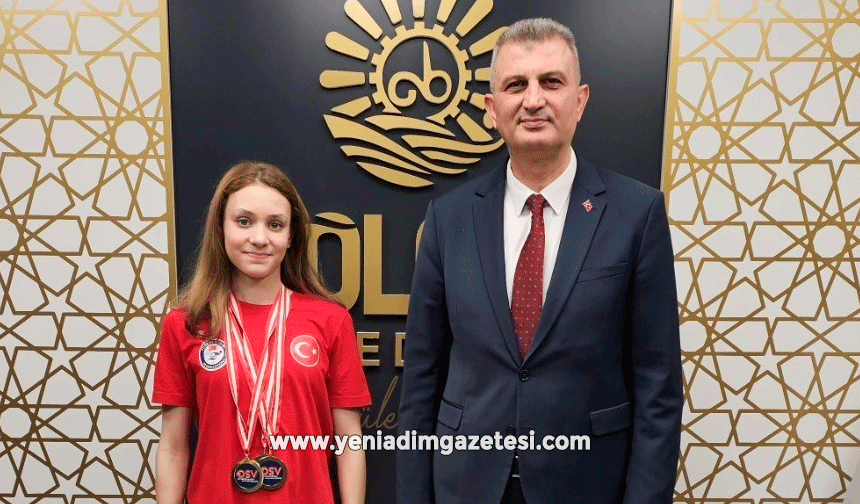 Şampiyon milli yüzücü Alara sevincini başkanla paylaştı