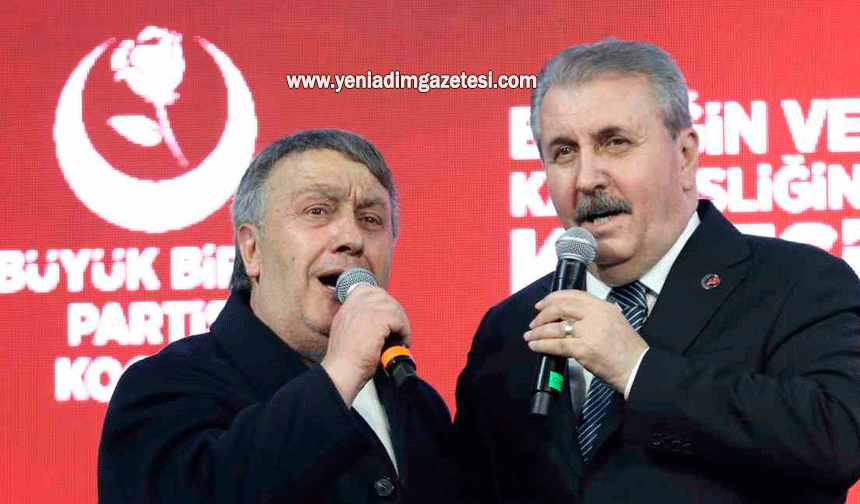 BBP Genel Başkanı Destici, Kocaeli'deki kongrede İsmail Türüt ile sahneye çıkıp türkü söyledi