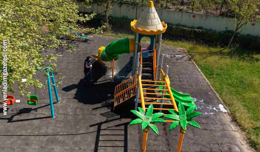 Çayırova'da parkların oyun grupları yıkanıyor