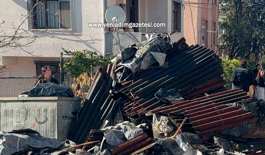 Kocaeli'de tadilatta olan binanın çatısı alevlere teslim oldu