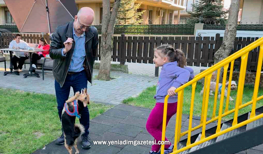 Ceku'nun park keyfi: Kaydıraktan kayıyor, çocuklarla oynuyor