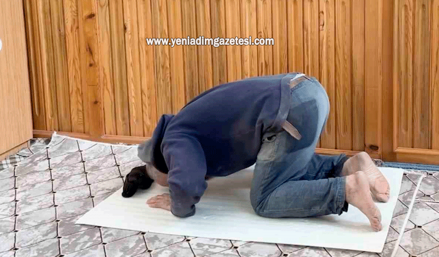 İnşaat işçisinden örnek davranış: Camiyi kirletmemek için nalburdan aldığı malzemenin üzerinde namazını kıldı