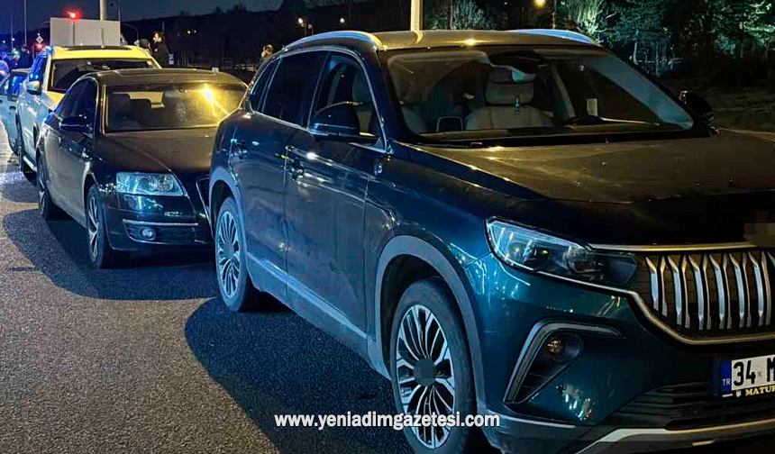 Ani fren yapıp kaçan sürücü, zincirleme kazaya neden oldu: 3 yaralı