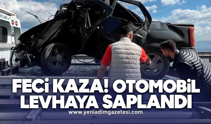 Feci kaza! Otomobil levhaya saplandı