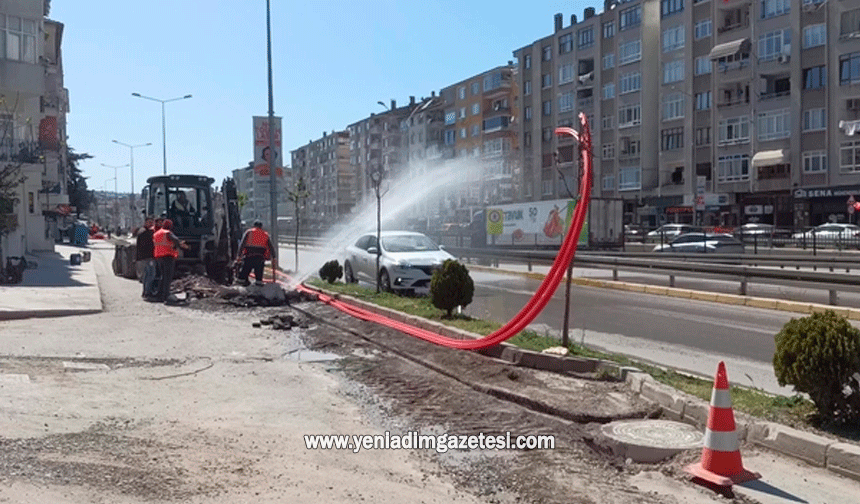 Kazı yaparken su borusu patladı, tazyikli su caddeyi esir aldı