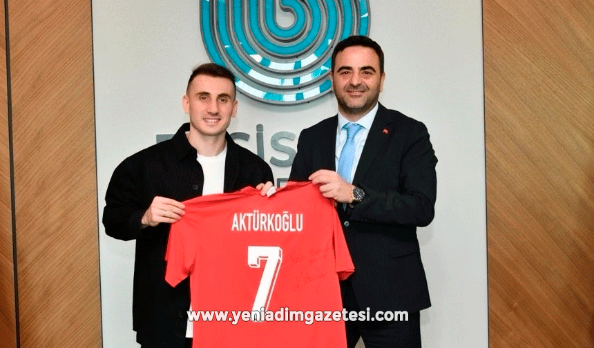 Kerem Aktürkoğlu'ndan Başkan Özlü'ye forma hediyesi