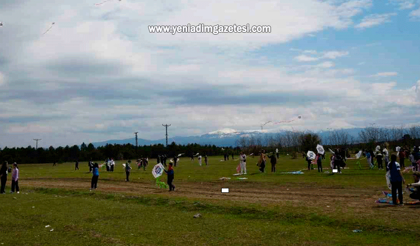 Kastamonu'da 23 Nisan çocukları, uçurtma uçurarak gönüllerince eğlendi