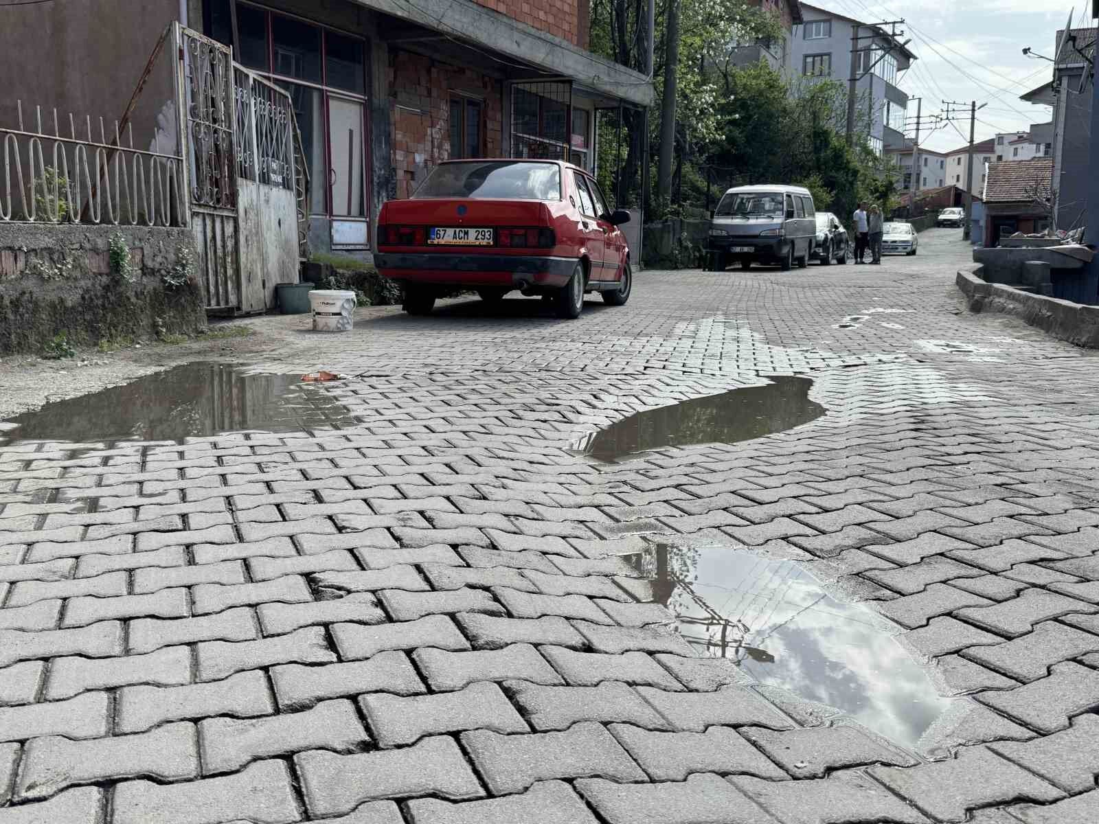 Bozuk yolda ıslanan çocuklar için tepki gösterdi