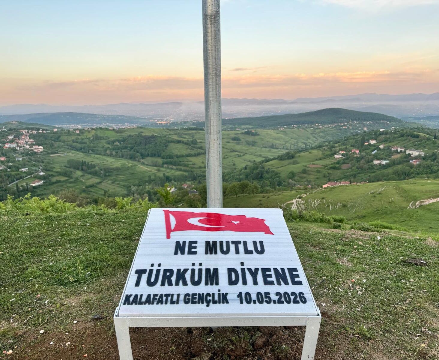 Gençler köylerinin zirvesine Türk bayrağı dikti