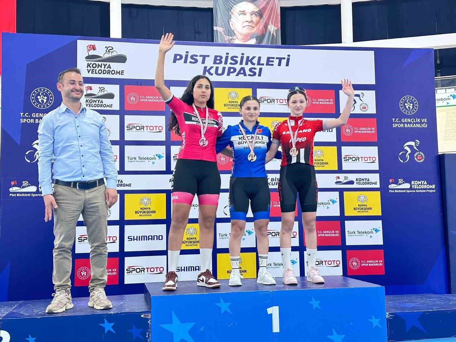 Kağıtspor ulus ve uluslararası arenada madalyaya doymuyor