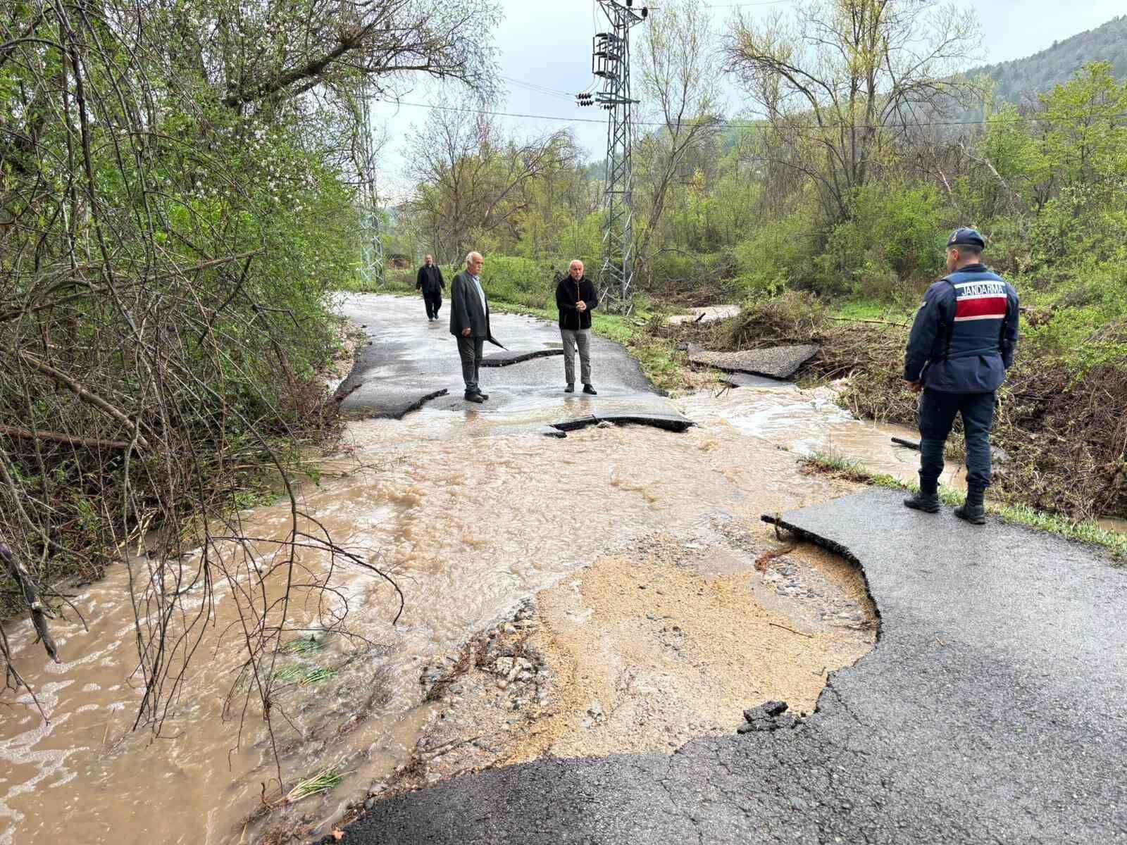 Karabük'te çöken köy yolu yeniden ulaşıma açıldı