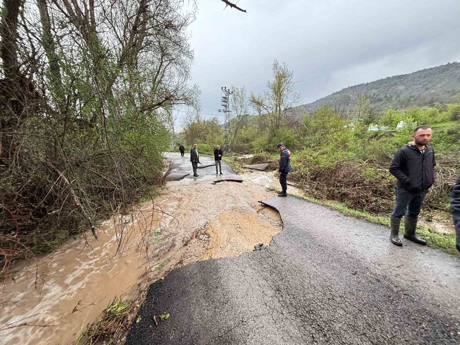 Karabük'te sağanak ve dolu su taşkınlarına neden oldu: Mahsur kalan 3 vatandaşı kurtardı