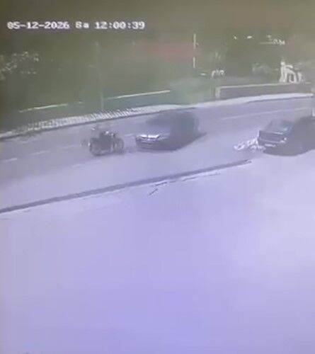 Otomobille çarpışan motosikletlinin kaza anı kameraya yansıdı
