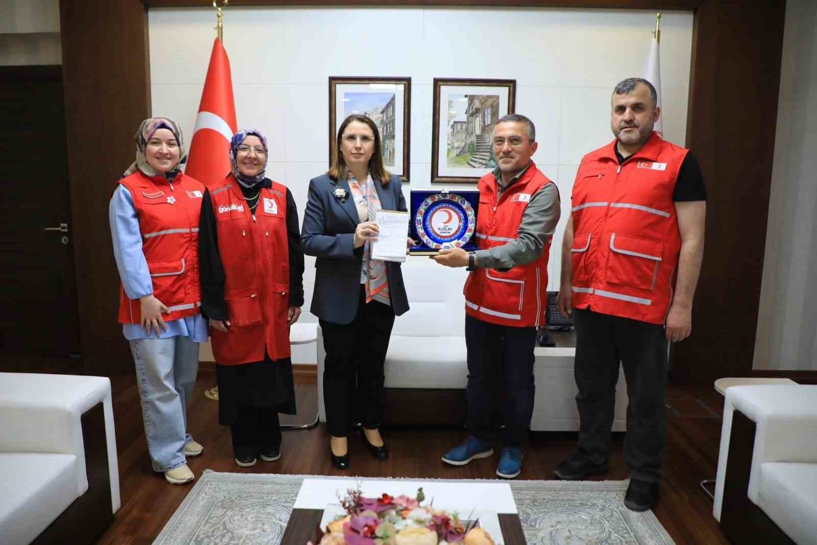 Vali Arslan, kurban bağışını Kızılay'a yaptı