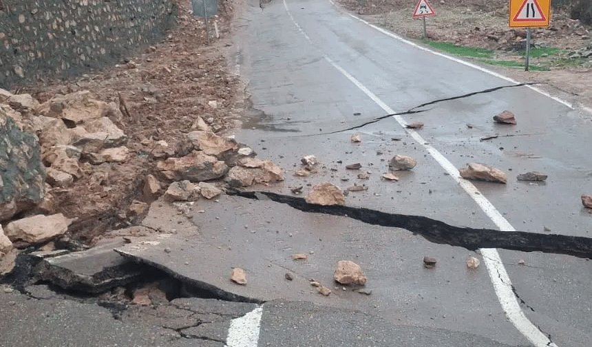 Kastamonu'da heyelan nedeniyle kara yolu ulaşıma kapandı
