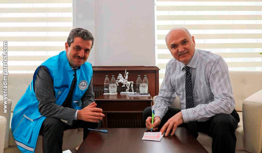 Başkan Özlü, kurbanını bağışladı