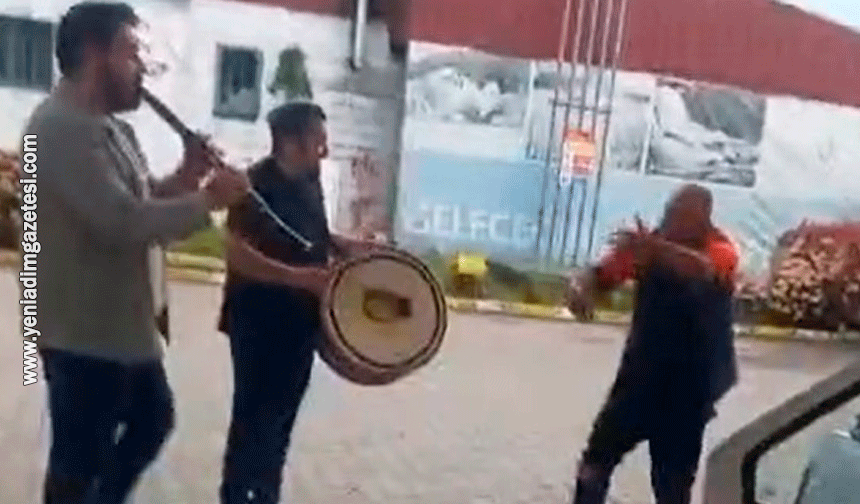 Düzce'de akaryakıt istasyonunda renkli görüntüler: Klarnetçi ve davulcu çaldı, pompacı oynadı