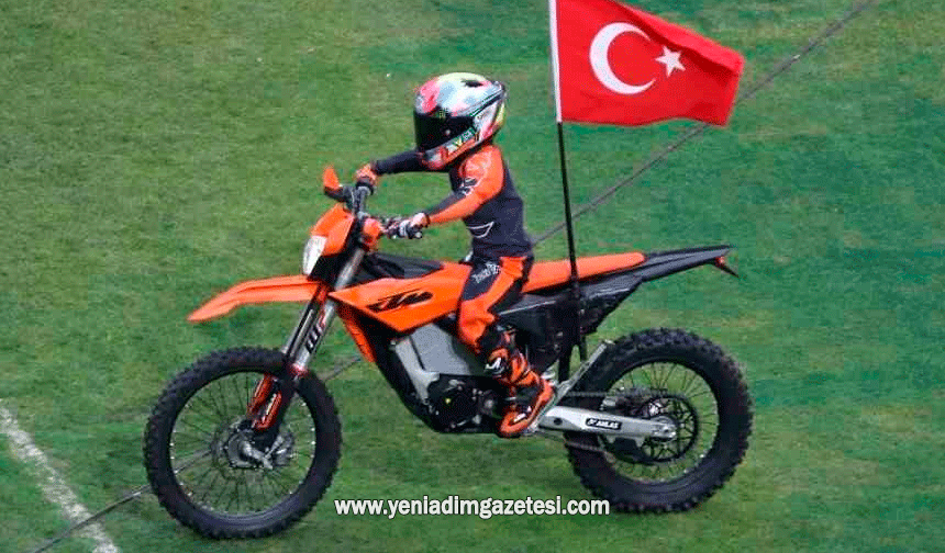 Kocaeli Stadyumu'nda Zayn Sofuoğlu'ndan motosiklet şovu