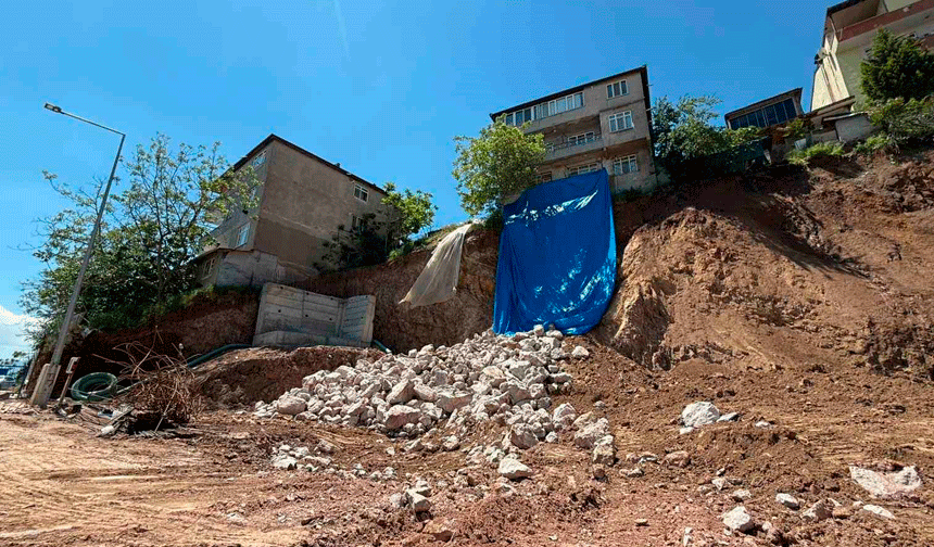 Temel kazısı 56 kişiyi evinden etti