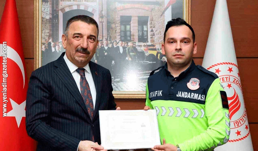 Vali Hacıbektaşoğlu'ndan trafik ekiplerine başarı belgesi