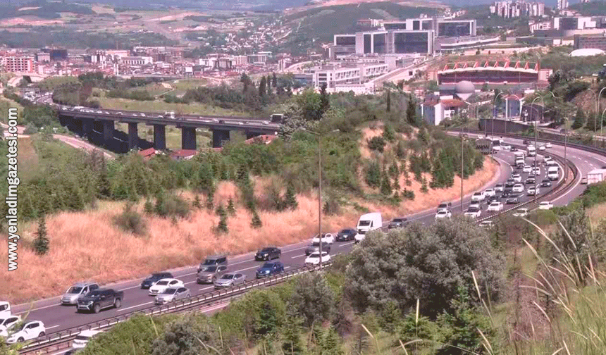 Kocaeli TEM Otoyolu'nda kilometrelerce araç kuyruğu oluştu