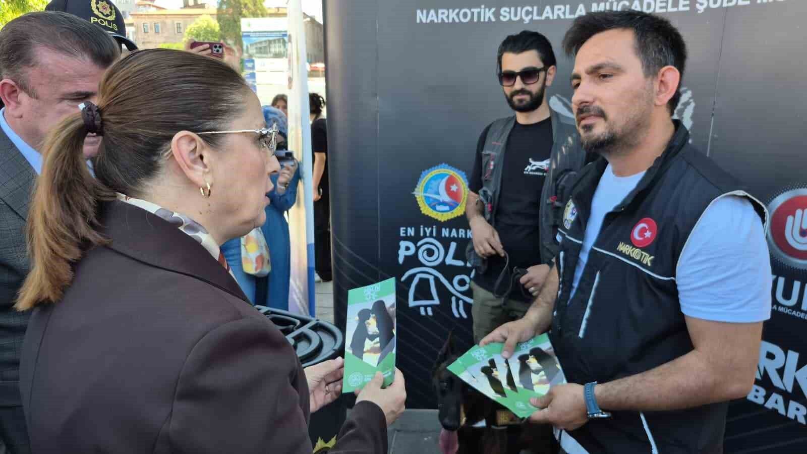 Vali çocuklarla çizgi film izledi, dijital bağımlılığa karşı uyardı