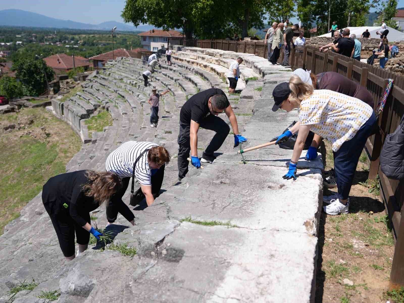 Konuralp Antik Tiyatro restorasyona hazırlanıyor