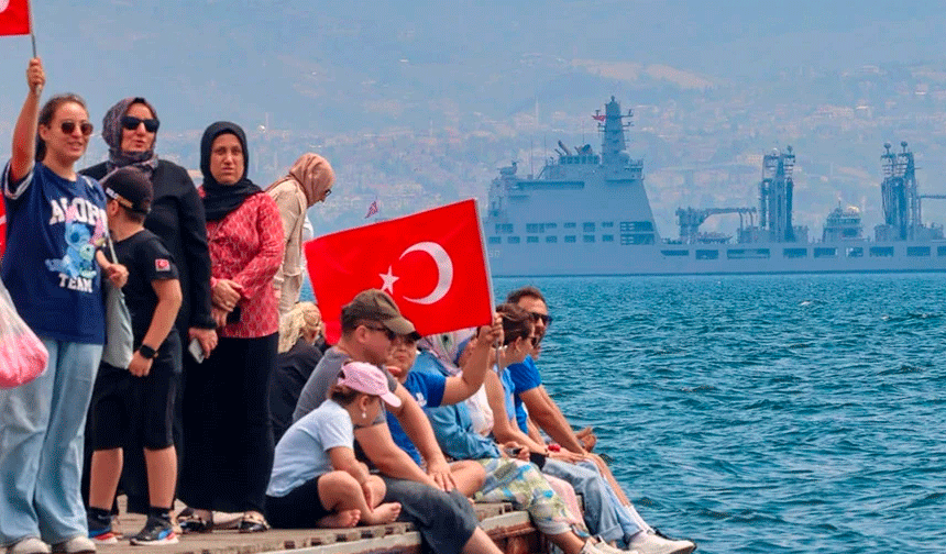 İzmit Körfezi'nde donanma coşkusu