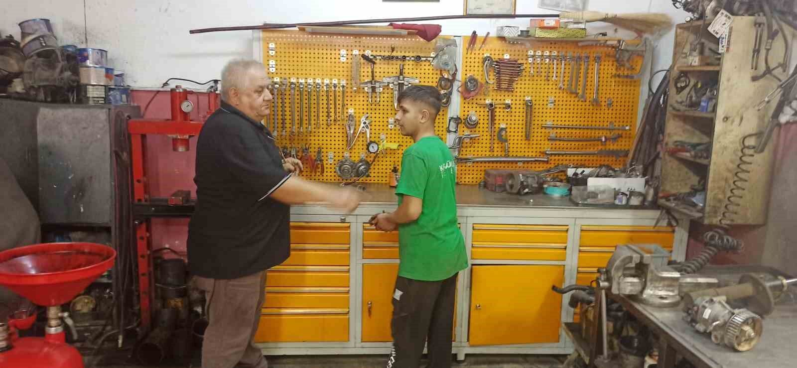 12 yaşında girdiği sanayide 45 yıl devirip 20'den fazla usta yetiştirdi