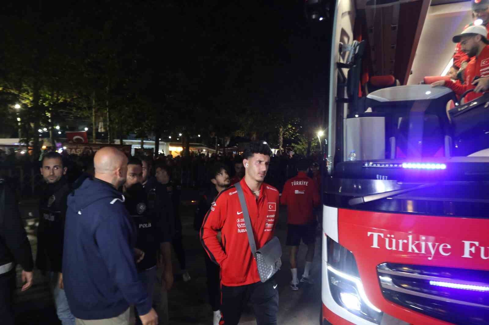 A Milli Futbol Takımı'nı otel önünde yüzlerce taraftar karşıladı