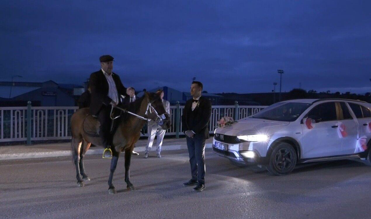 At ile gelin arabasının önünü kesen muhtar ilgi odağı oldu
