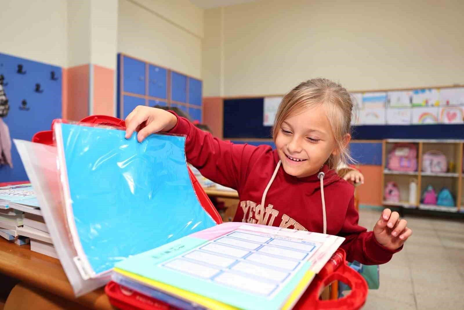 Başiskele'de miniklere kırtasiye hediyesi