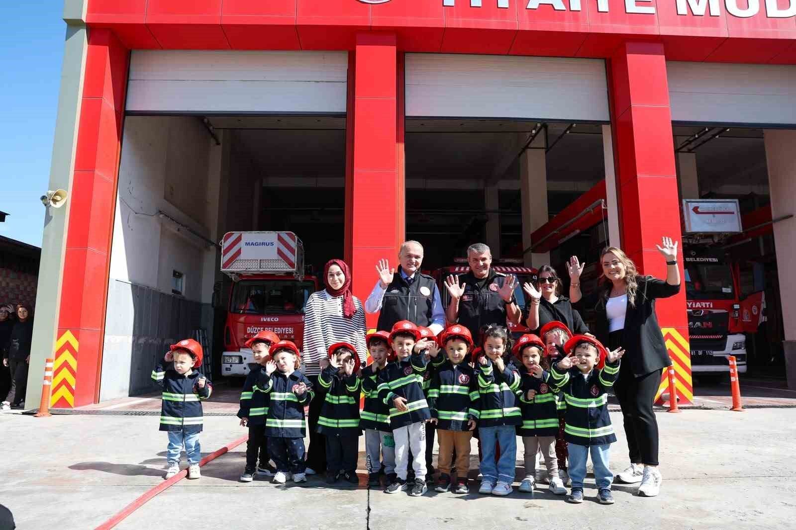 Başkan Özlü itfaiye personeline tesbih hediye etti, miniklerle su tuttu