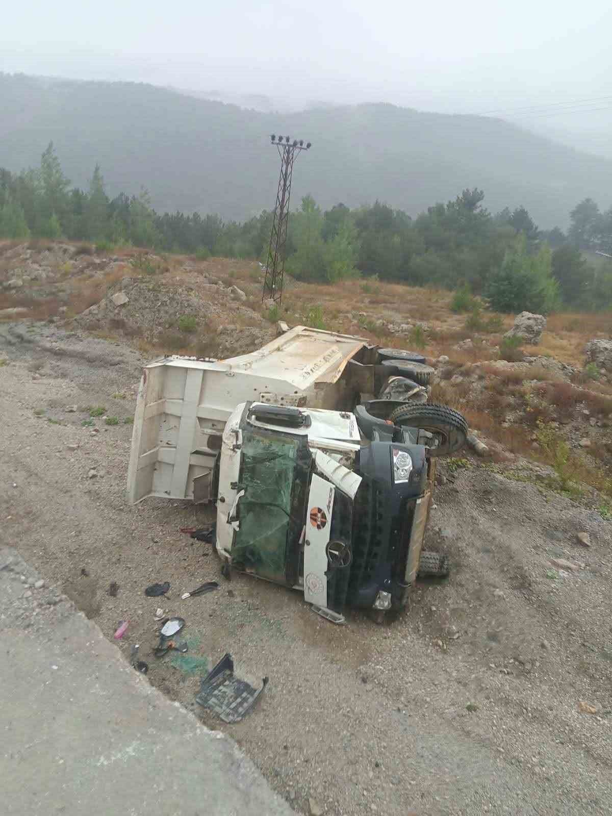 Bolu'da hafriyat kamyonu şarampole devrildi: 1 yaralı