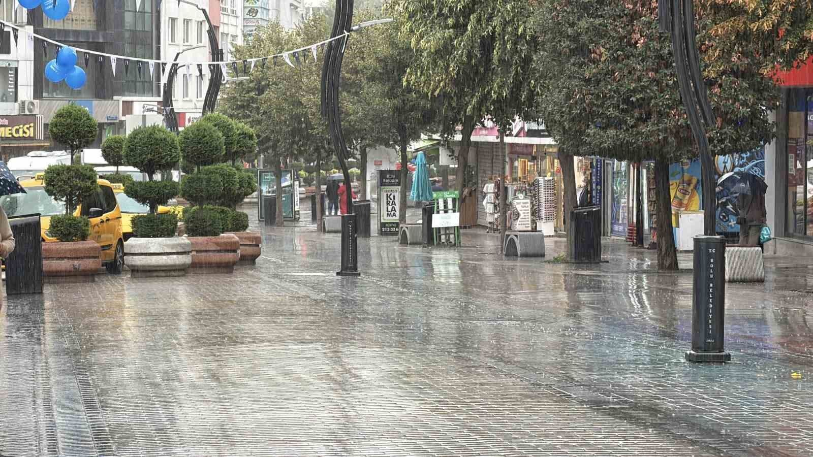 Bolu'da sağanak yağış hayatı olumsuz etkiliyor