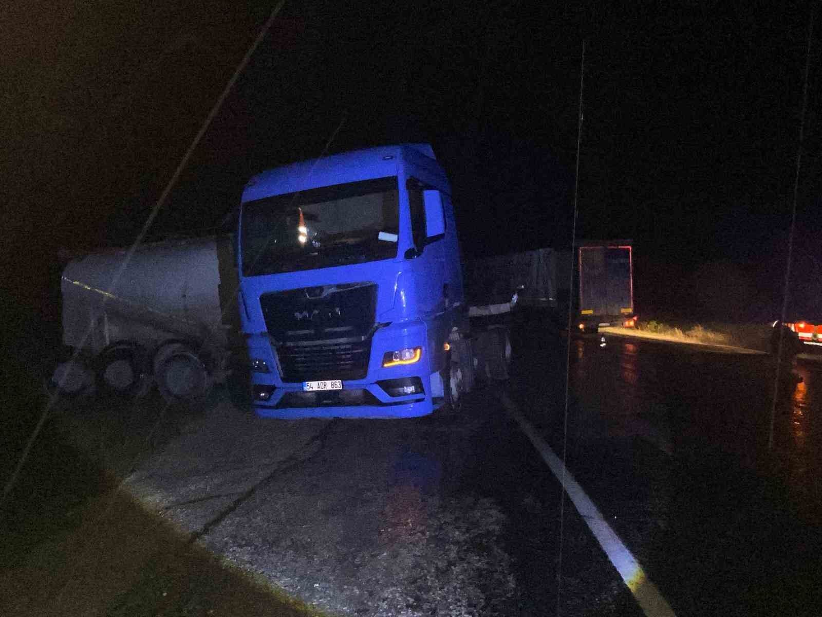 Bolu'da yağmurda kayan tır kazaya neden oldu: 2 yaralı