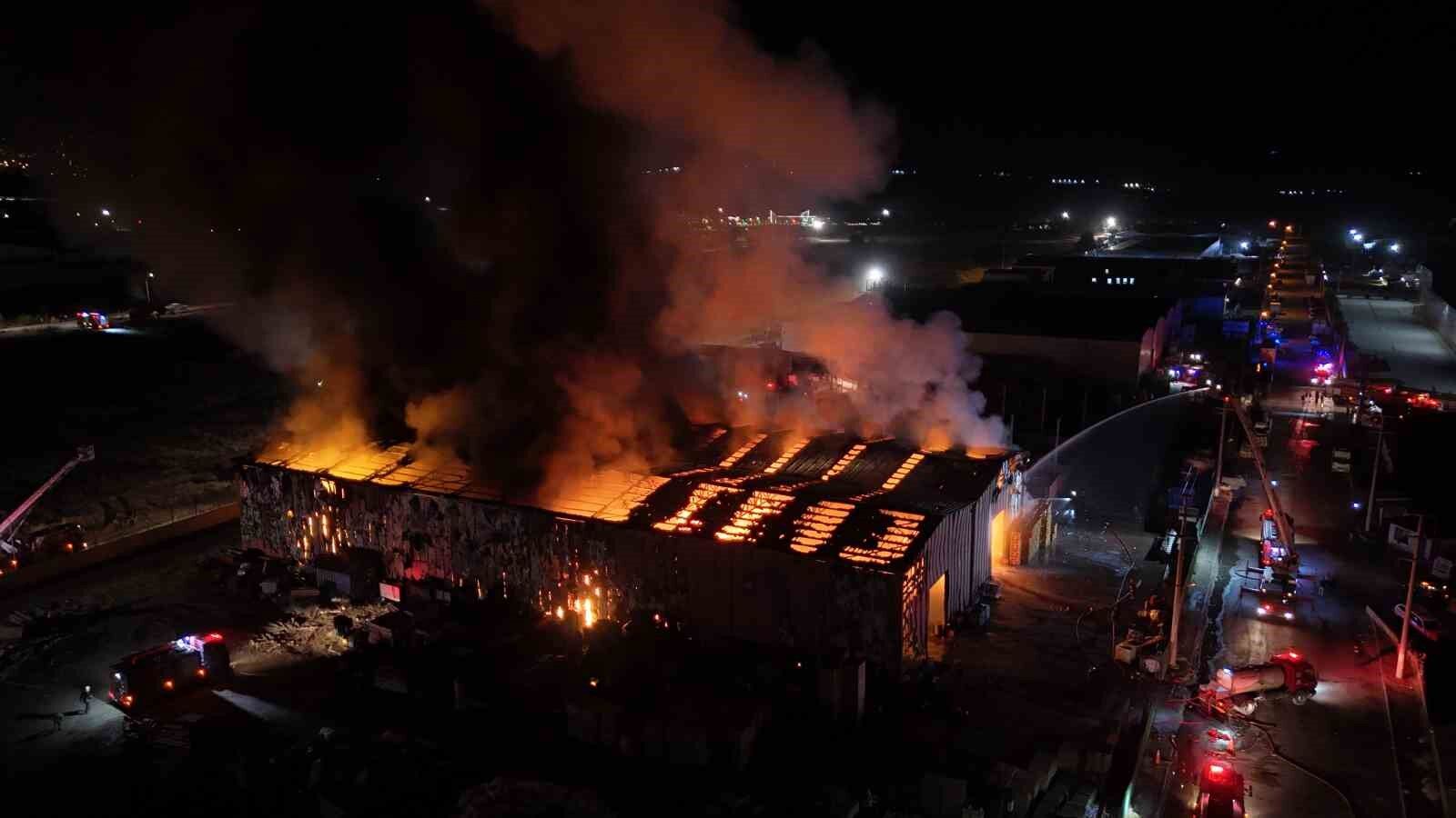 Bolu'daki fabrika yangınında yaklaşık 4 saat geride kaldı: 1 yaralı