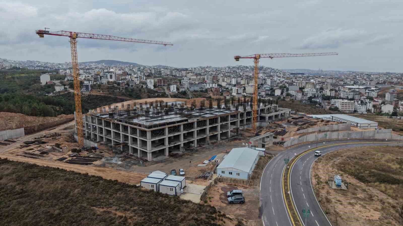 Çayırova'da yapımı süren 200 yataklı devlet hastanesi yükseliyor