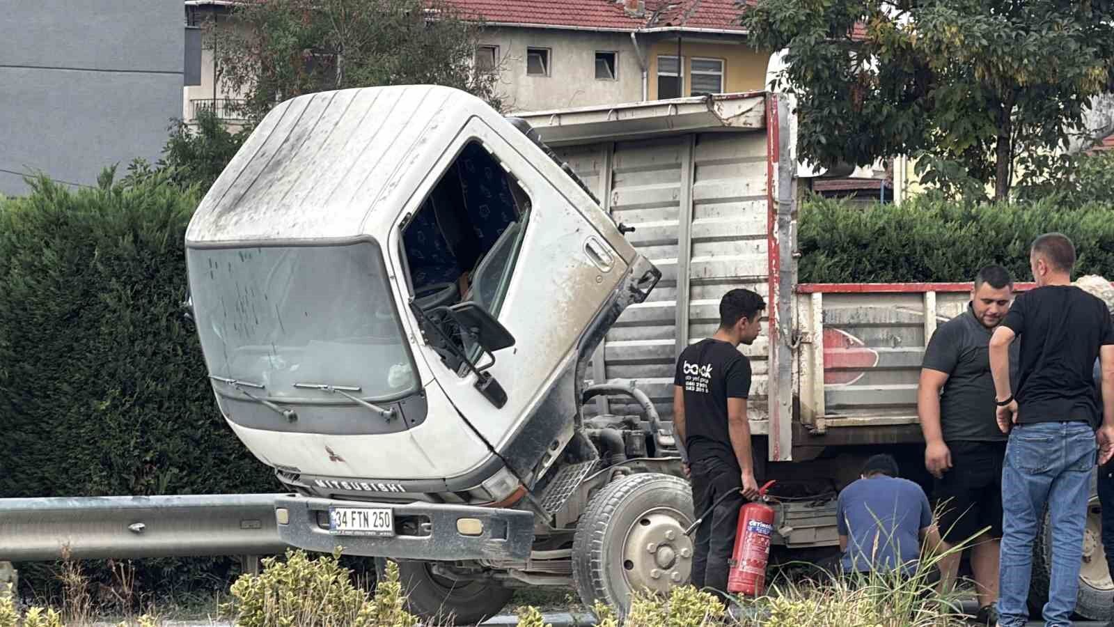 D-100'de seyir halindeki kamyonda yangın: Vatandaşlar yangın söndürme tüpleriyle müdahale etti