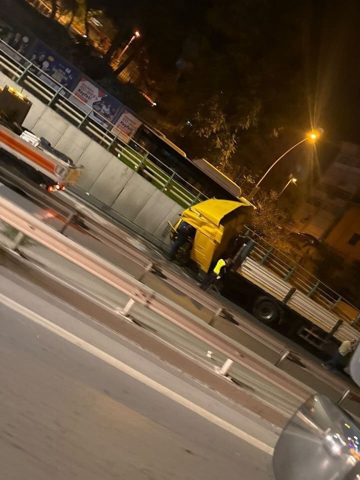 D-100'de tır duvara çarptı, sürücü yaralandı