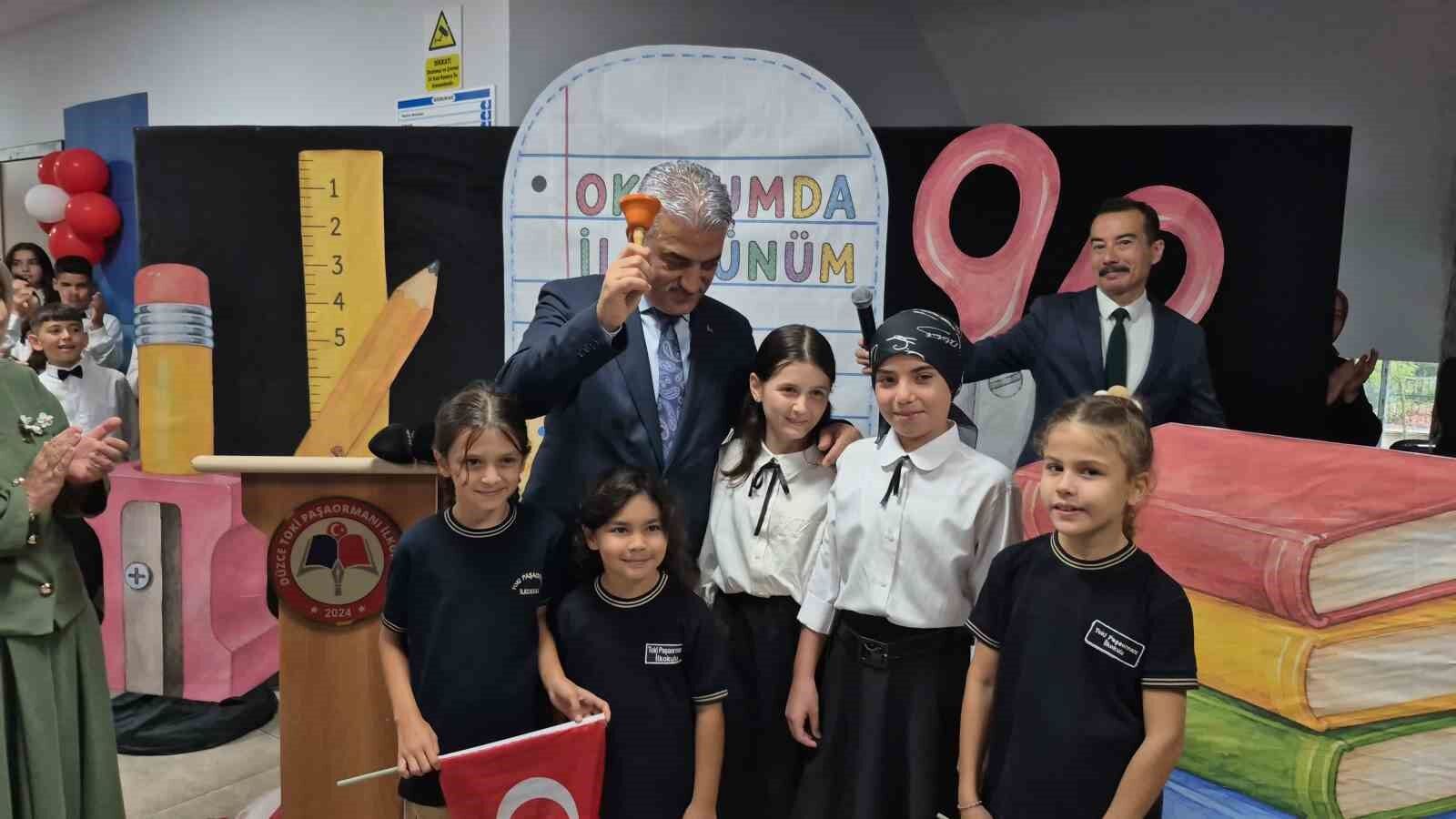 Düzce'de ilk ders zilini Vali Makas çaldı