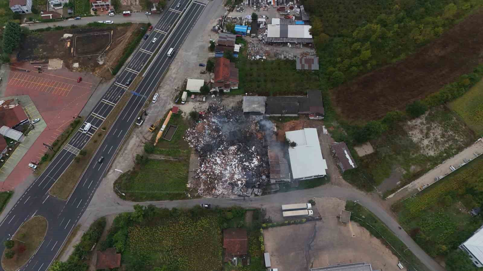 Düzce'de yanan kapı fabrikasının son durumu havadan görüntülendi