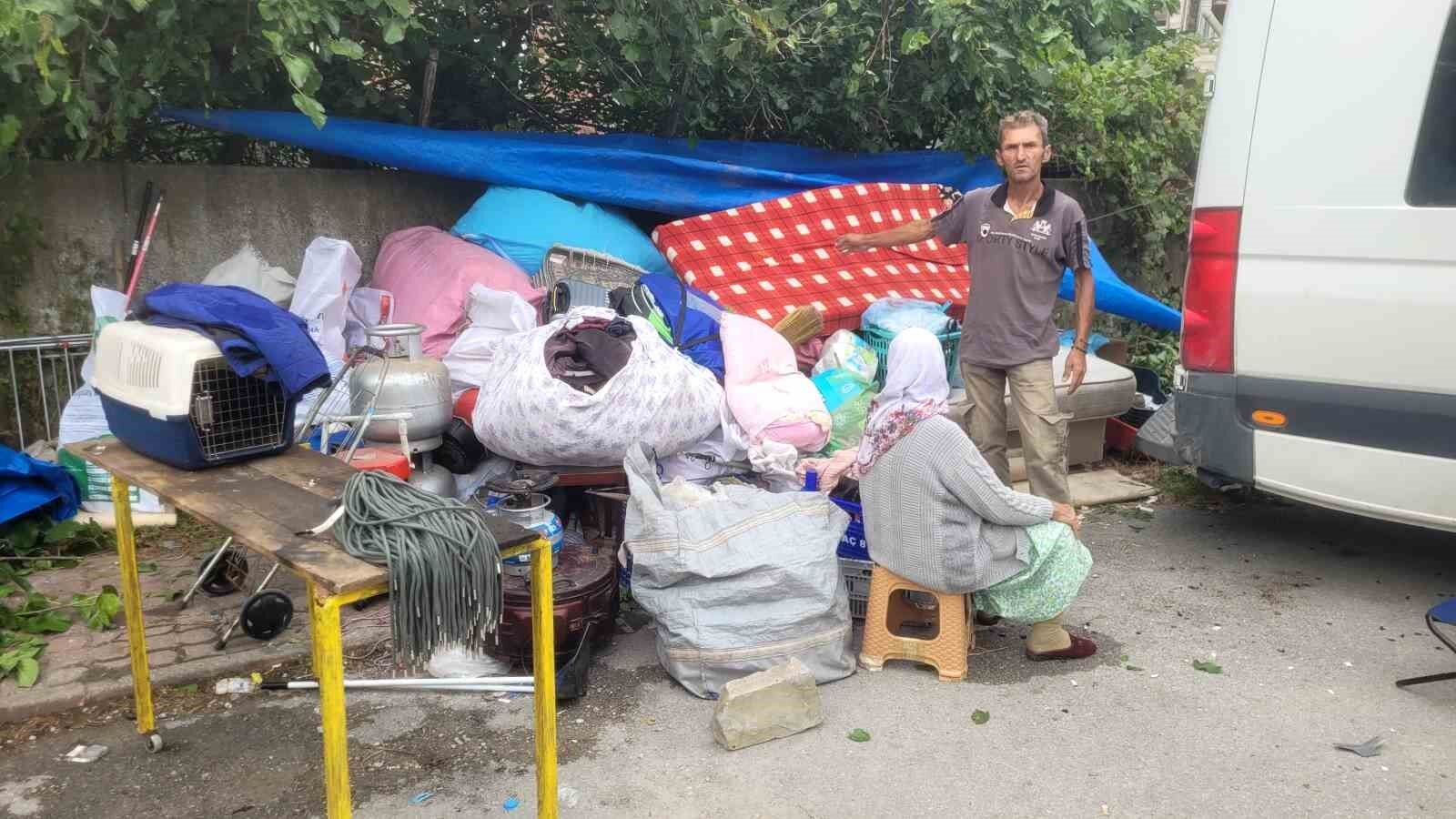 Ev sahibiyle anlaşamadıkları için eşyalarını otoparka taşıyan aile yeni eve yerleştirildi