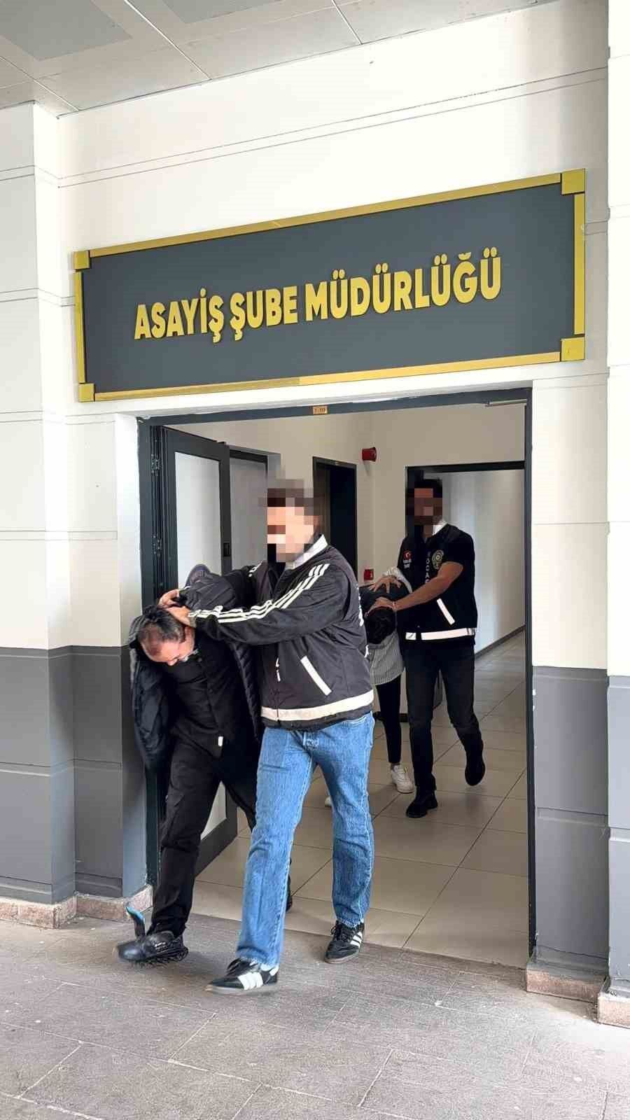 İş görüşmesi bahanesiyle açtırdıkları hesaplardan kredi çekip, paraları kendi hesaplarına aktardılar