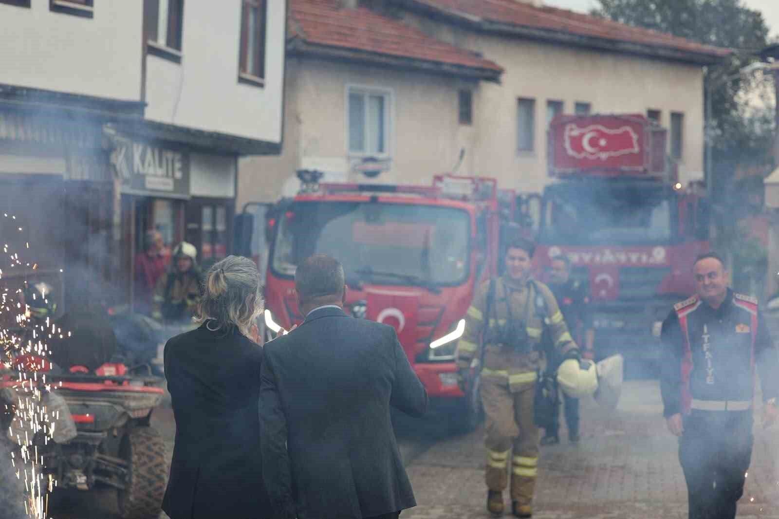 İtfaiyeciler yangın beklerken kutlamayla karşılaştı