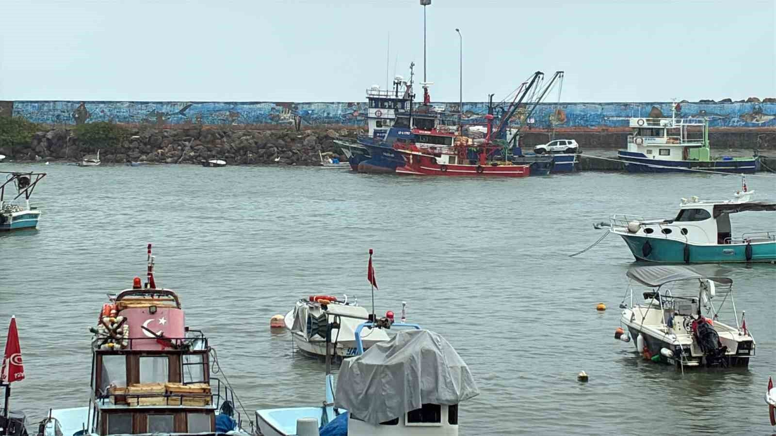 Karadeniz'de fırtına etkili oluyor