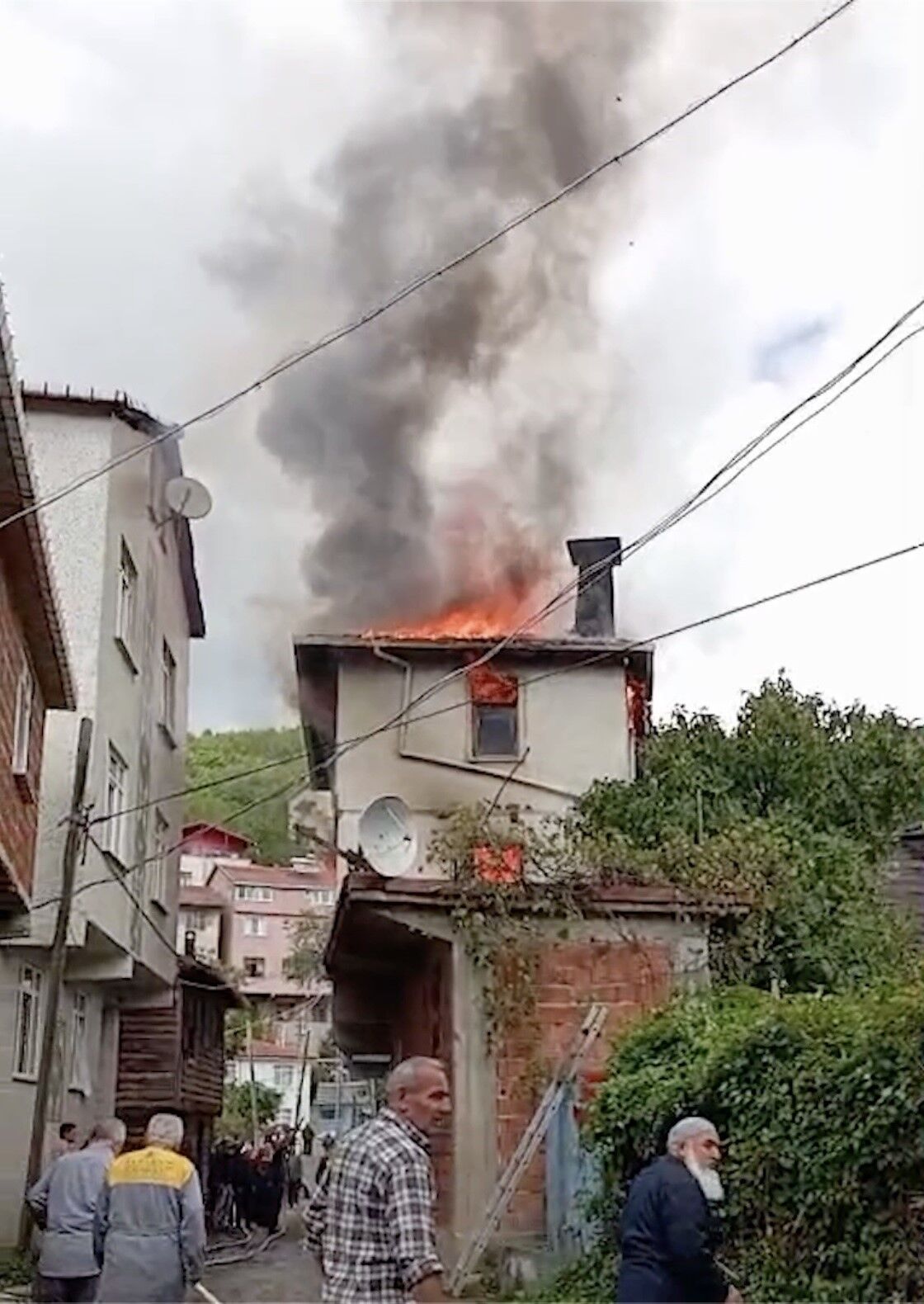 Kastamonu'da iki katlı ev alev alev yandı