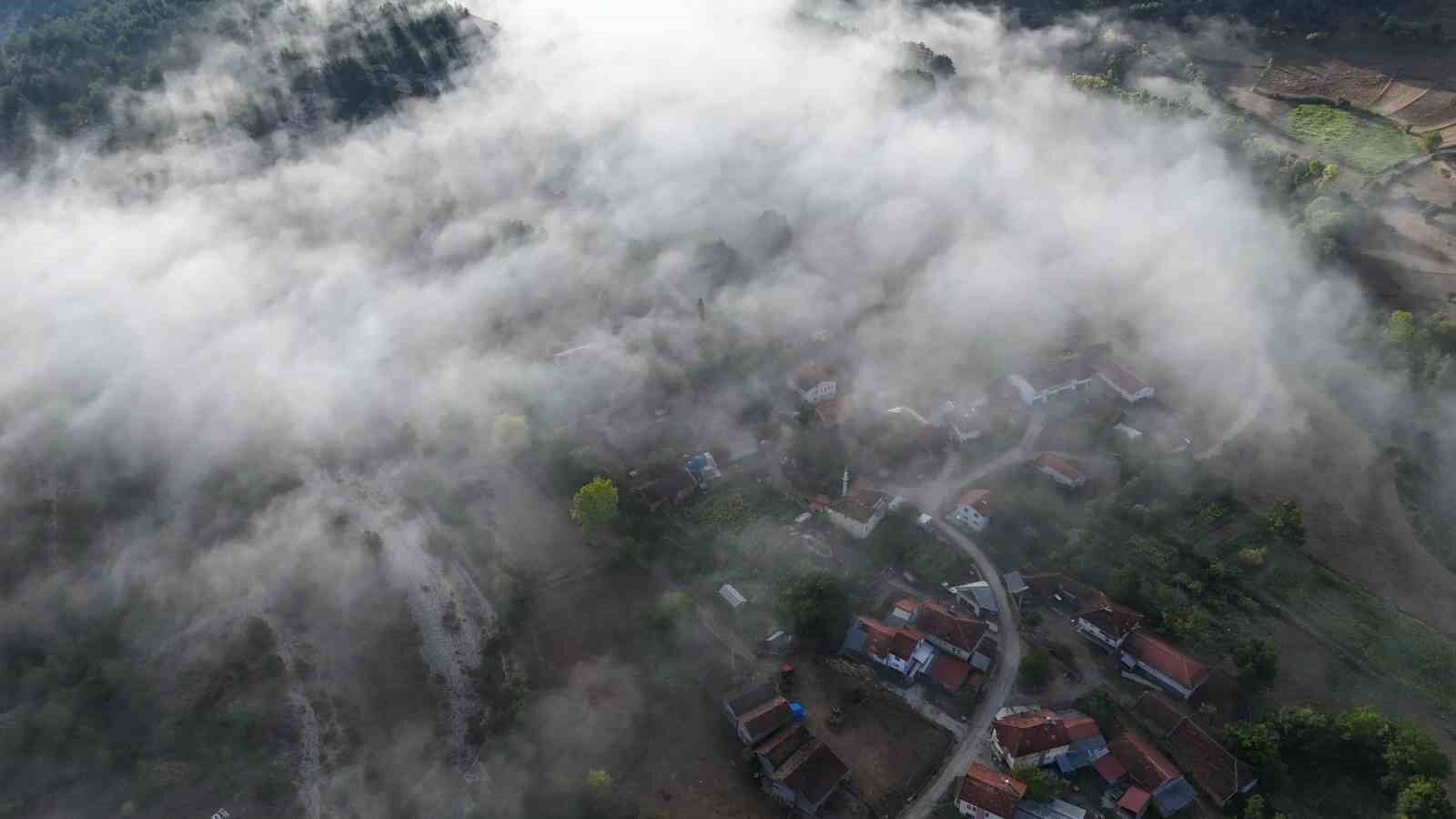 Kastamonu'da ilçe ve ormanların üzerini kaplayan sis bulutları görüntülendi