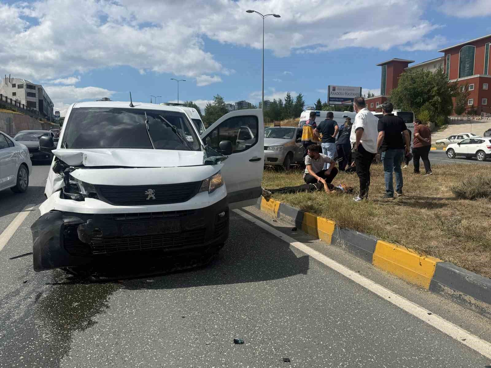 Kastamonu'da otomobil ile hafif ticari araç çarpıştı: 3 yaralı
